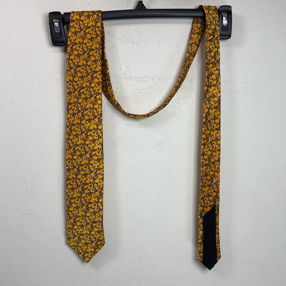 (T1) Italo Ferretti tie in golden yellow and black, 100% silk. Made in Italy.
